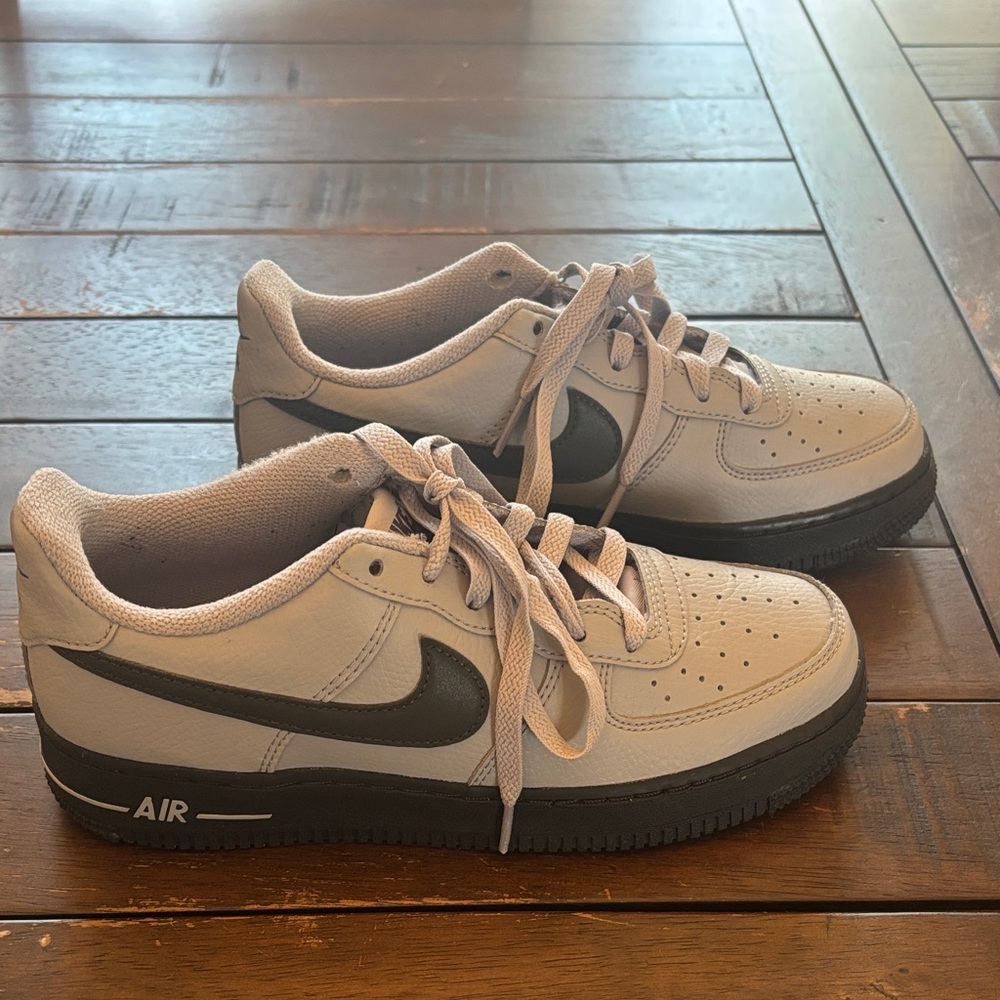 Nike Low-Top Sneakers — Light Gray and Black